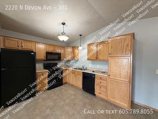 Building Photo - 2220 Devon Ave