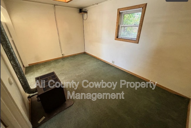 Building Photo - 513 E Custer St