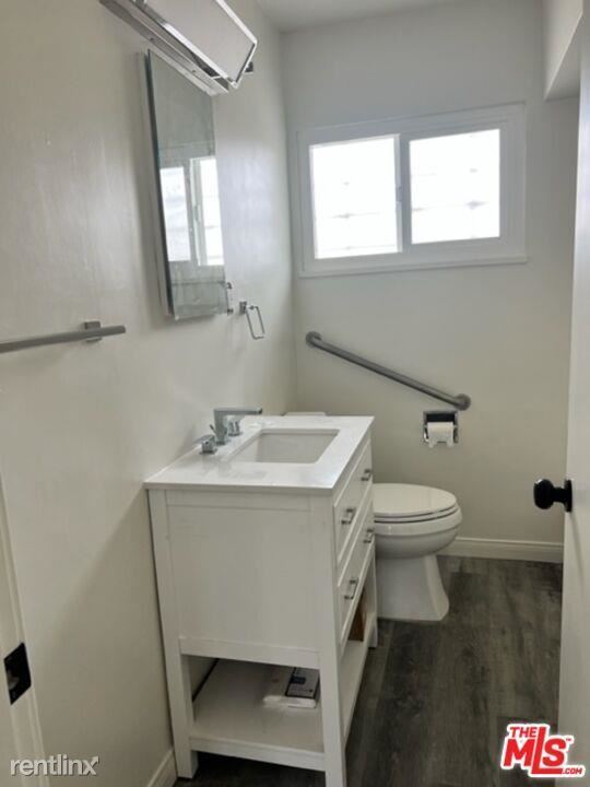 Foto del edificio - 1 br, 1 bath Condo - 605 N Doheny Dr Apt C