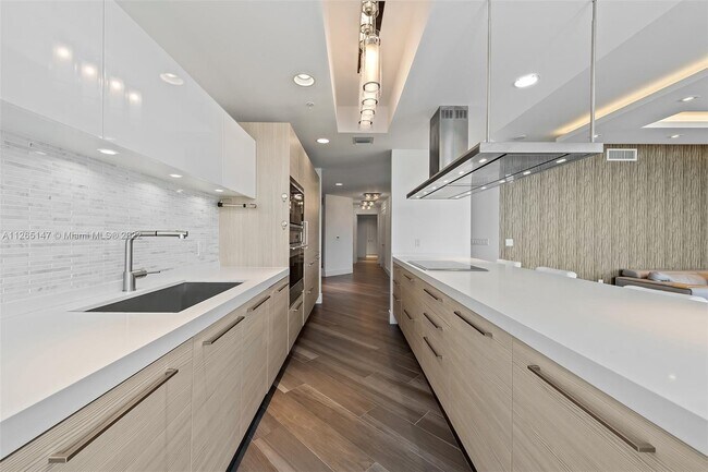 Building Photo - 17301 Biscayne Blvd