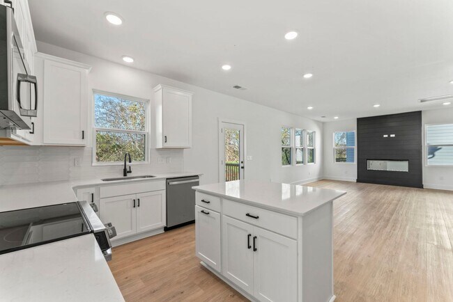 Foto del edificio - New Construction Home with 3 Bedrooms, 2.5 Baths, Office, 2 Car Garage, Fenced Yard