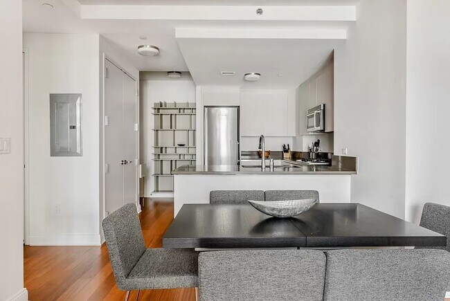 Building Photo - 57 Reade St