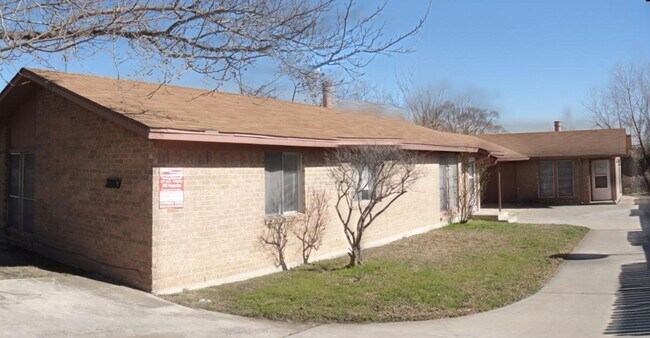 Building Photo - 2210 Wheeler Ave