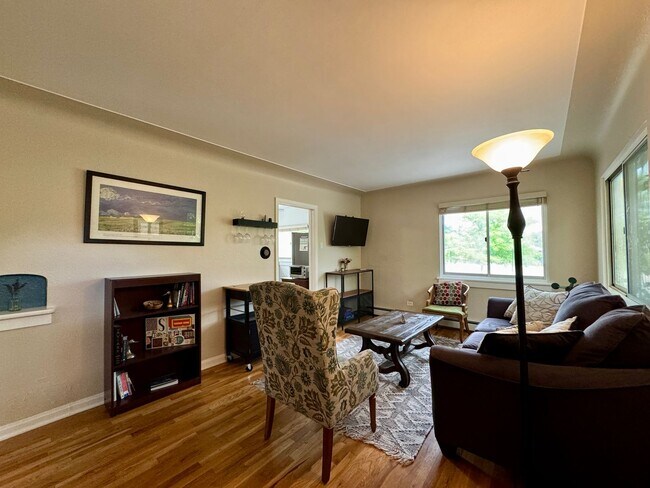 Building Photo - Beautiful 2 Bedroom Ranch Home Furnished o...