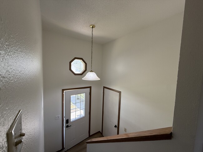 Building Photo - 1012 Castlewood Dr