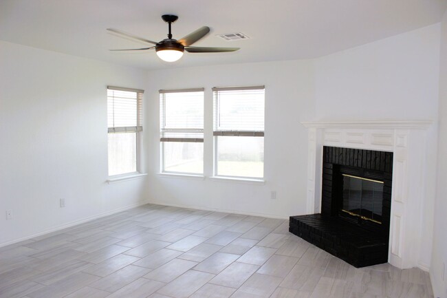 Building Photo - TWO WEEKS FREE RENT!!!!! Newly Remodeled K...