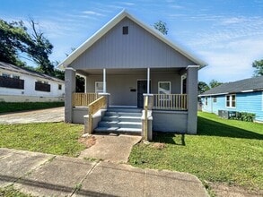 Building Photo - 430 Center St