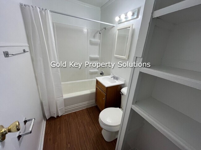 Building Photo - Updated 2 Bedroom/1 Bath with New Carpet a...