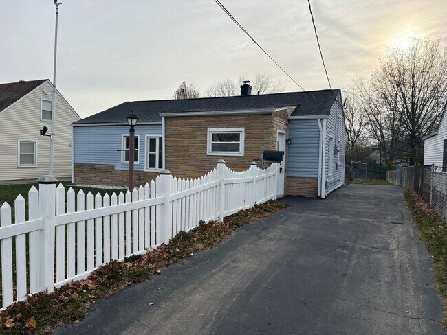 Building Photo - 870 Geneva Ave