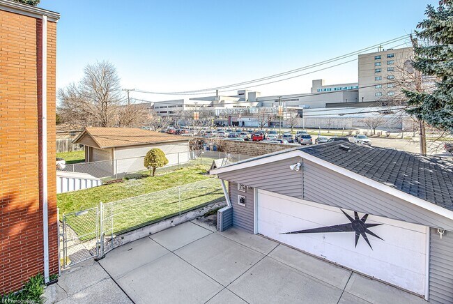 Building Photo - 9409 Kolmar Ave