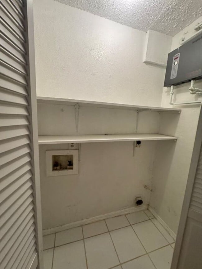 Building Photo - 3 bedroom, 2 bath 2 car garage home for re...