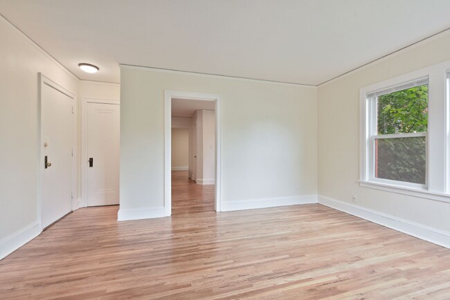 Building Photo - 587 Grand Ave