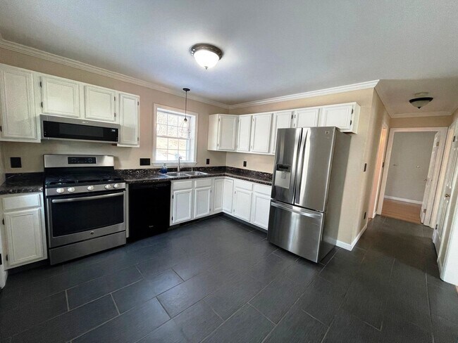 Foto del edificio - 3-4 Bedroom home in White River Junction
