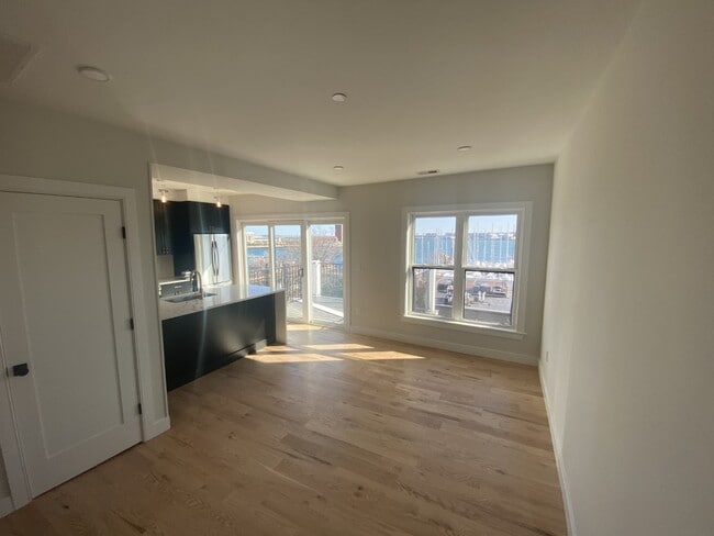 Building Photo - 275 Webster St