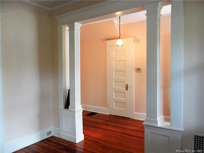 Building Photo - 472 Villa Ave