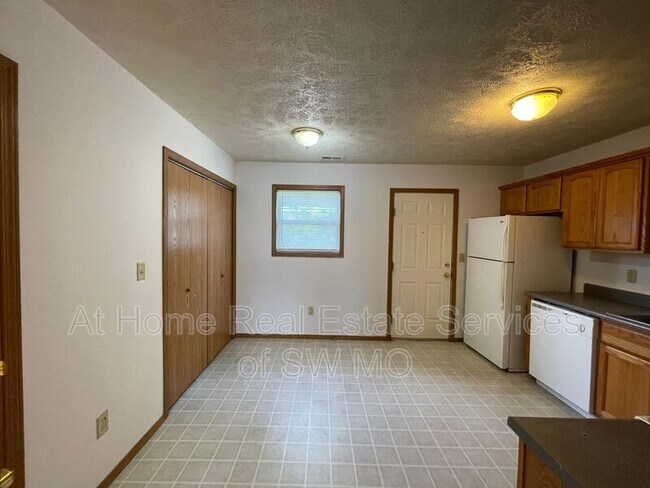 Foto del edificio - 647 N Main St