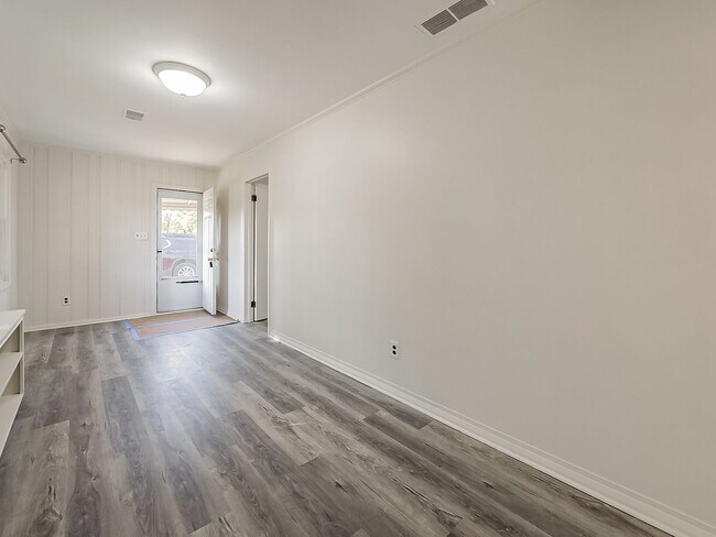 Building Photo - Freshly Updated 3-Bedroom Home in Farmingt...