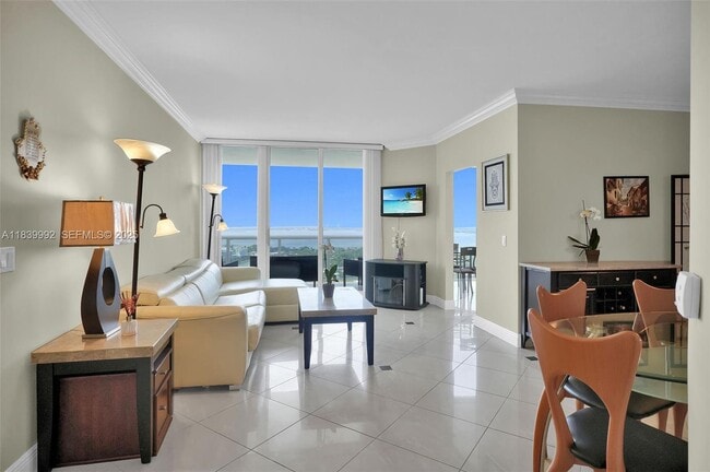 Foto del edificio - 4779 Collins Ave