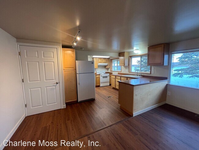 Foto del edificio - 2 br, 1.5 bath House - 351 W Lake View 5&6...
