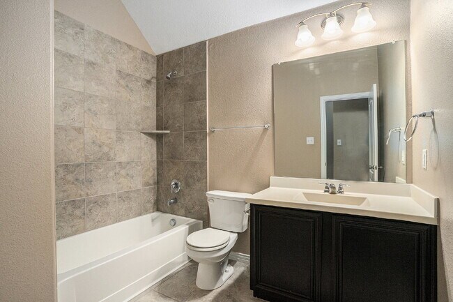 Foto del edificio - Gorgeous 5 Bdrm, 3 Bath with Open Layout, ...