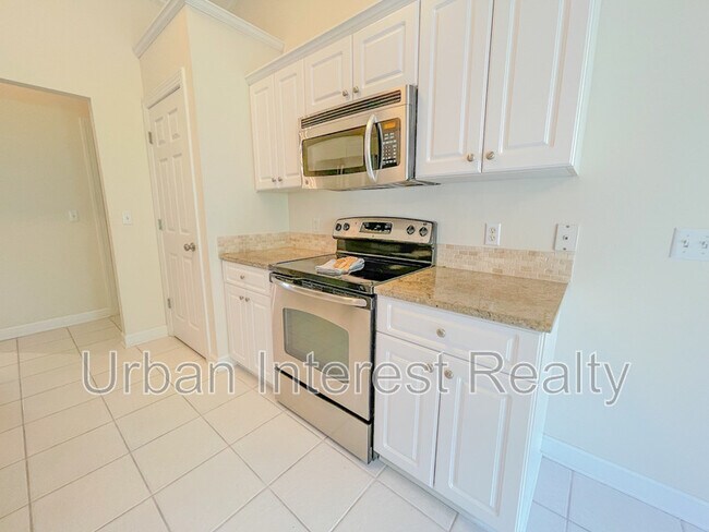 Foto del edificio - 4041 Broken Arrow Ct