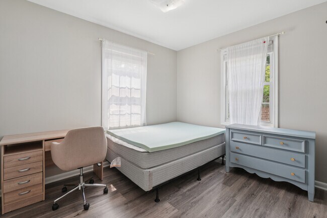 Foto del edificio - 7307 Hopkins Ave