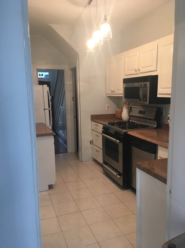 kitchen - 825 Kentucky Ave SE