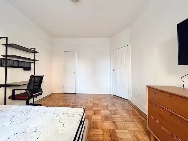 Foto del edificio - Furnished room/NOT APARTMENT