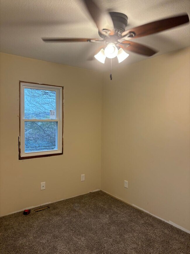 Building Photo - 4 Bedroom, 2 Bath Single Family Home in Cl...