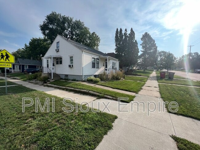 Building Photo - 1304 E 4th St