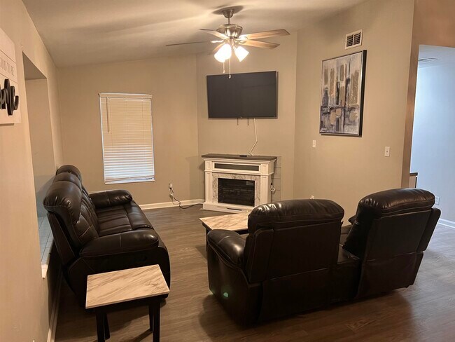 Foto del edificio - 2439 Wren Hollow Dr