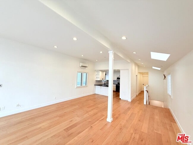 Building Photo - 1737 Steinhart Ave