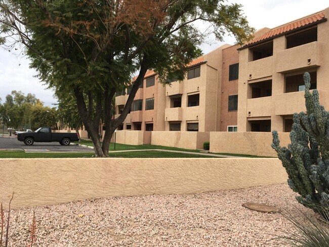 Building Photo - 540 N May
