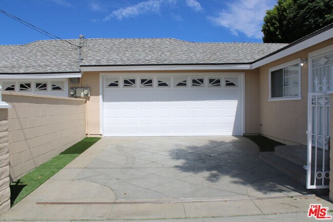 Building Photo - 1402 Celis St
