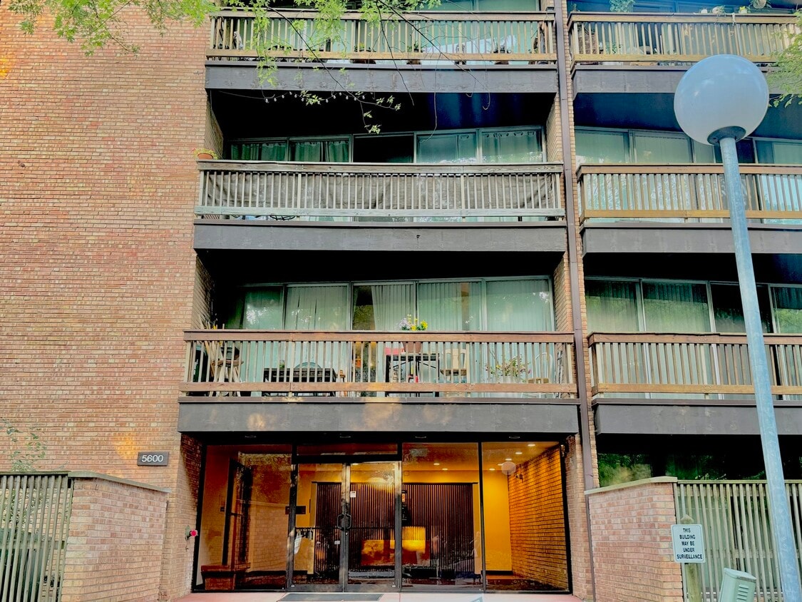 Foto principal - 5600 Hillcrest Ln