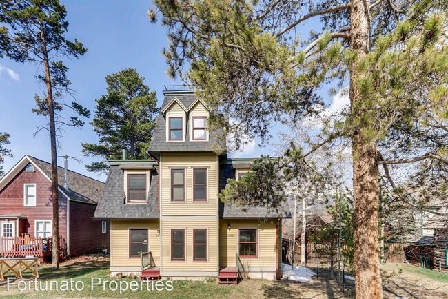 Building Photo - 3 br, 2.5 bath House - 105.5 S. High St.