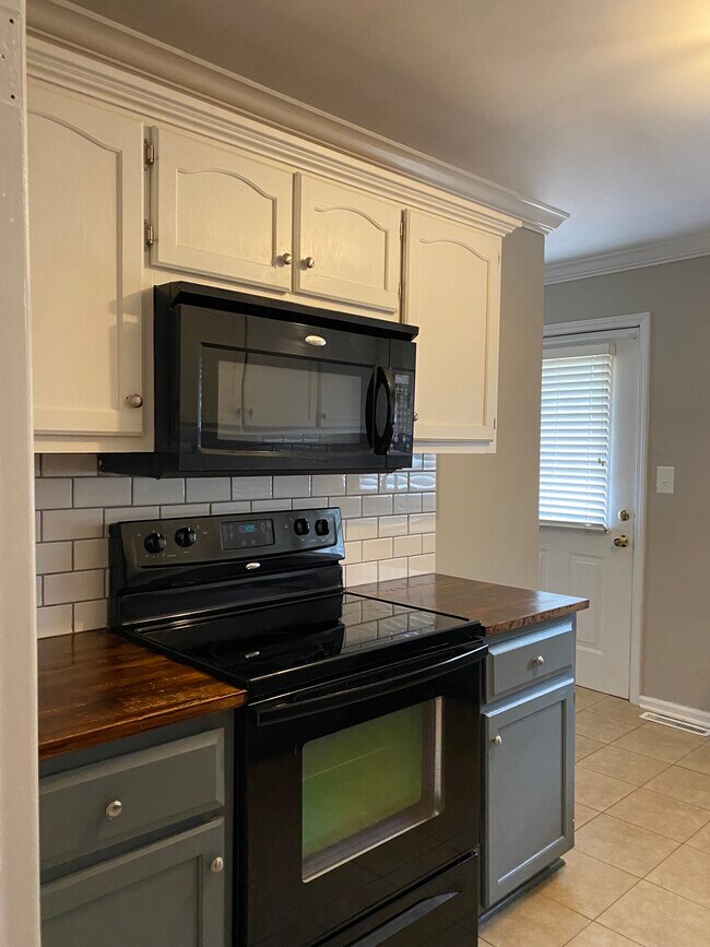 Kitchen - 103 Meadowlark Dr