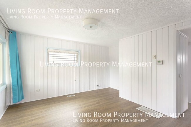 Building Photo - Adorable Cottage w/ Detached Modern Studio...