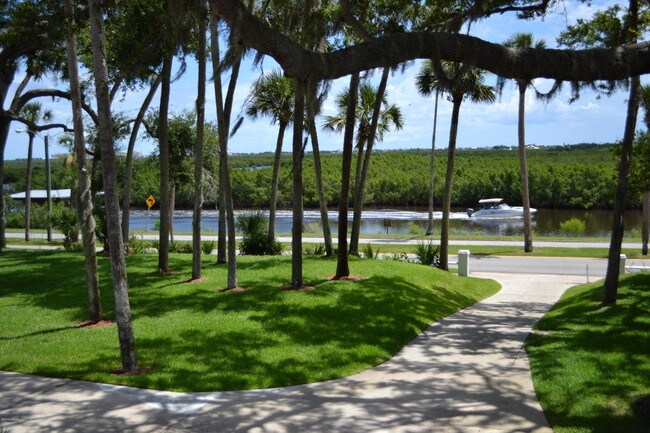 Foto del edificio - 636 N Riverside Dr