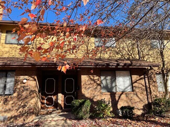Building Photo - 220 W Wesley Dr