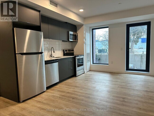 Photo du bâtiment - 325 University Ave W