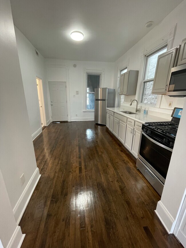 Open kitchen concept - 1047 N California Ave