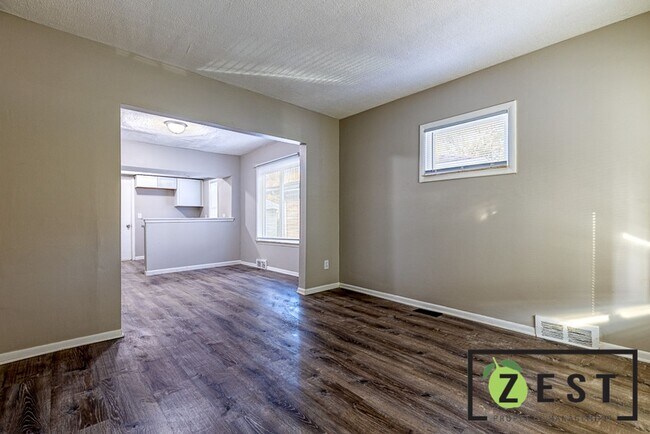 Foto del edificio - 384 W. ELZA AVENUE HAZEL PARK, MI 48030 2-...