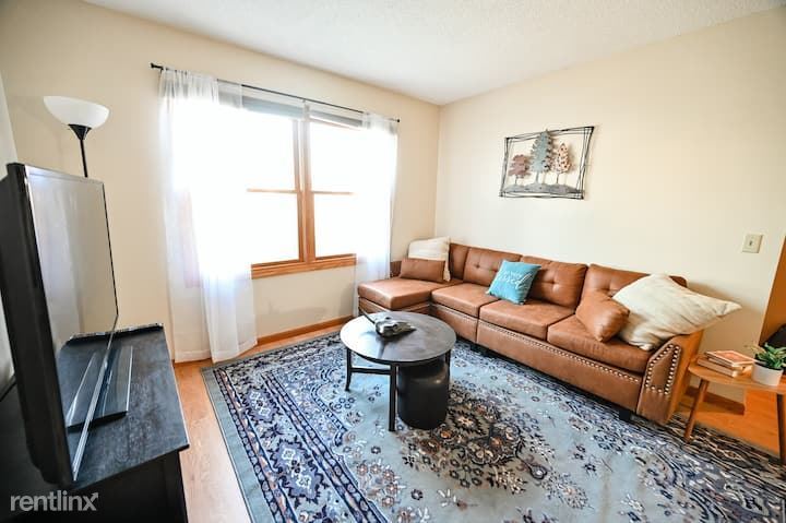 Primary Photo - 4 br, 2 bath House - 600 Village Avenue