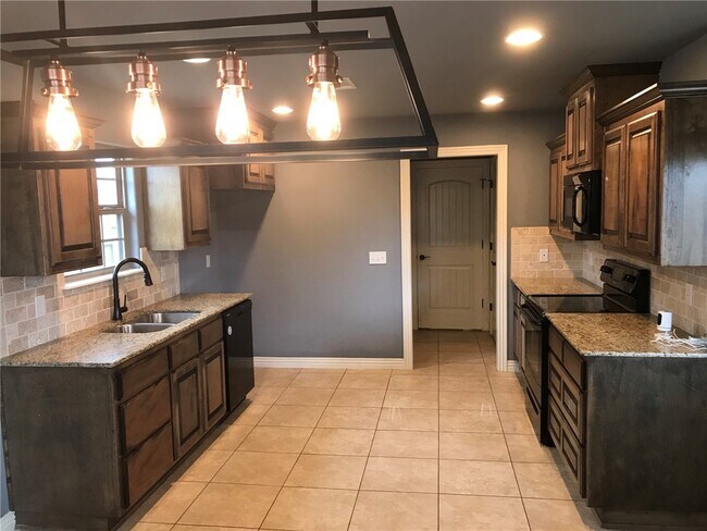 Building Photo - 709 Olivia Ln