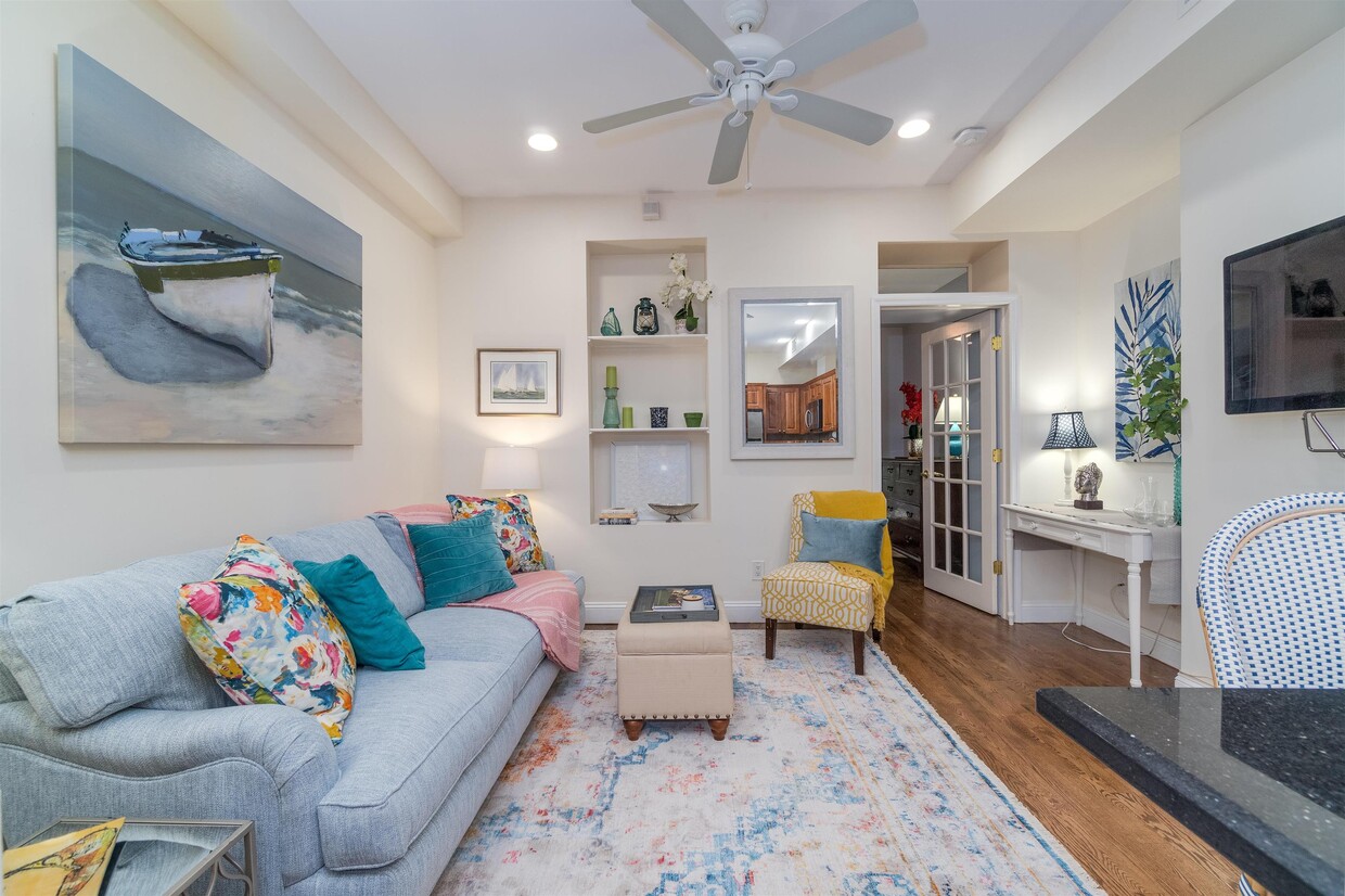 Primary Photo - 208 Park Ave