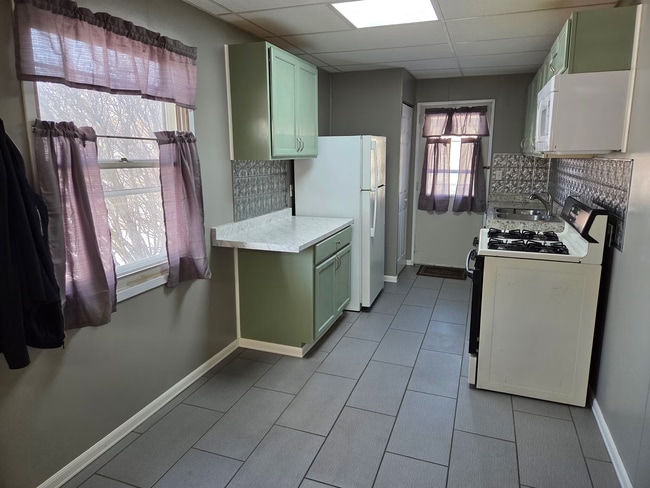 Building Photo - 1331 W 22nd St