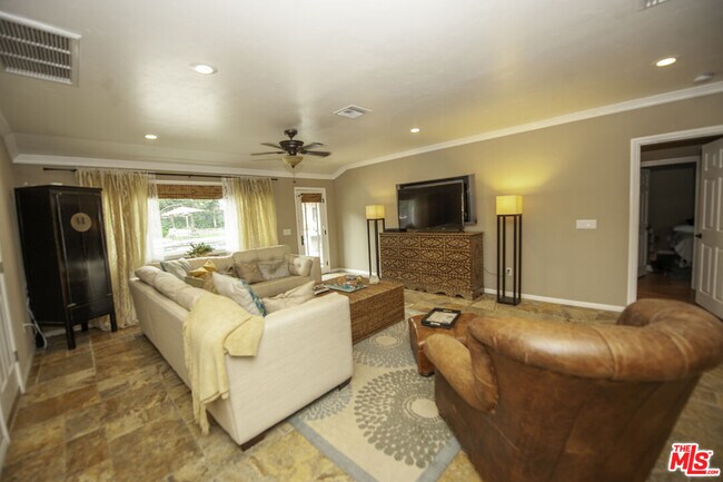 Foto del edificio - 24748 Long Valley Rd