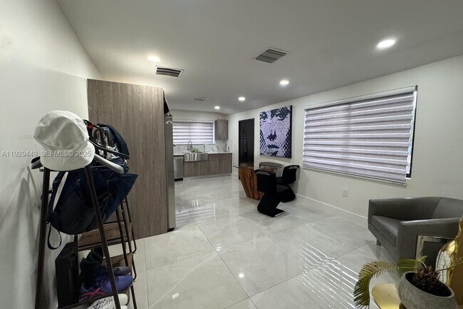 Foto del edificio - 926 NW 59th St