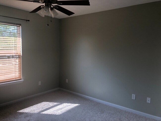 Foto del edificio - Spacious Home on a Beautiful Lot in a Quiet Neighborhood! *SPECIAL: 1/2 OFF 1st Month + Military ...